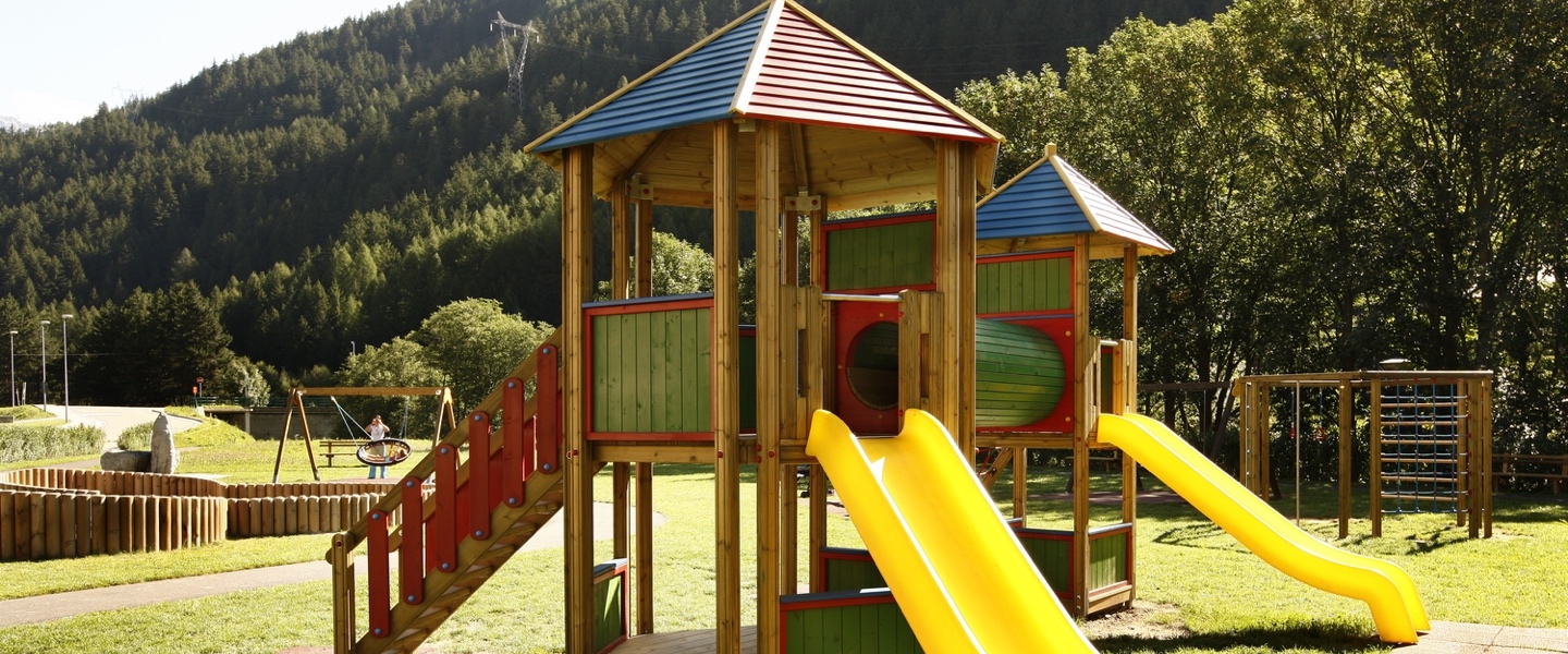 Parco giochi in legno realizzato da ILT