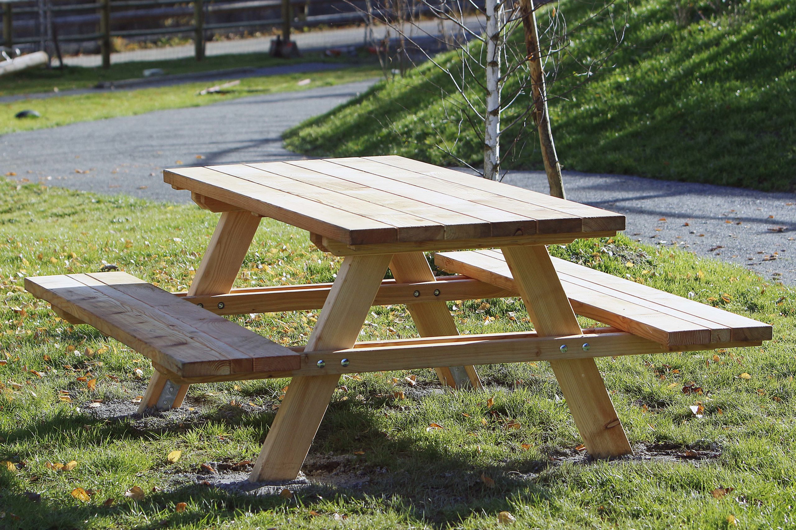 Tavolo in legno di pino impregnato o larice realizzato da Linea Montanalegno - ILT