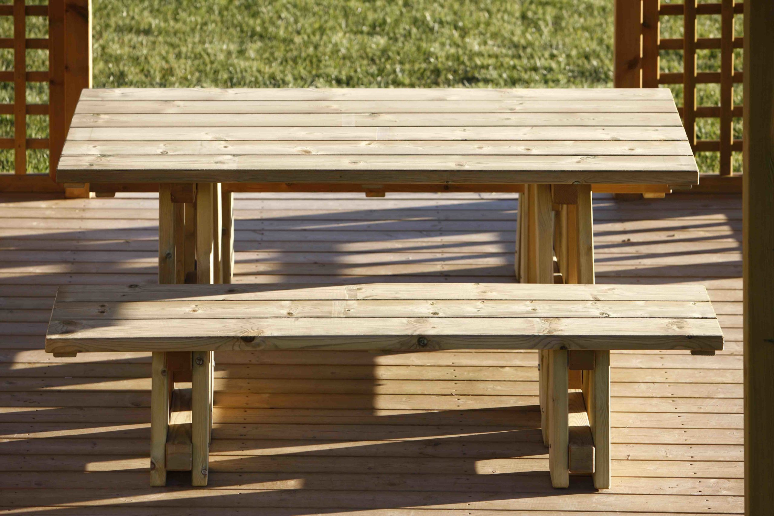 Tavolo in legno di pino impregnato realizzato da Linea Montanalegno - ILT