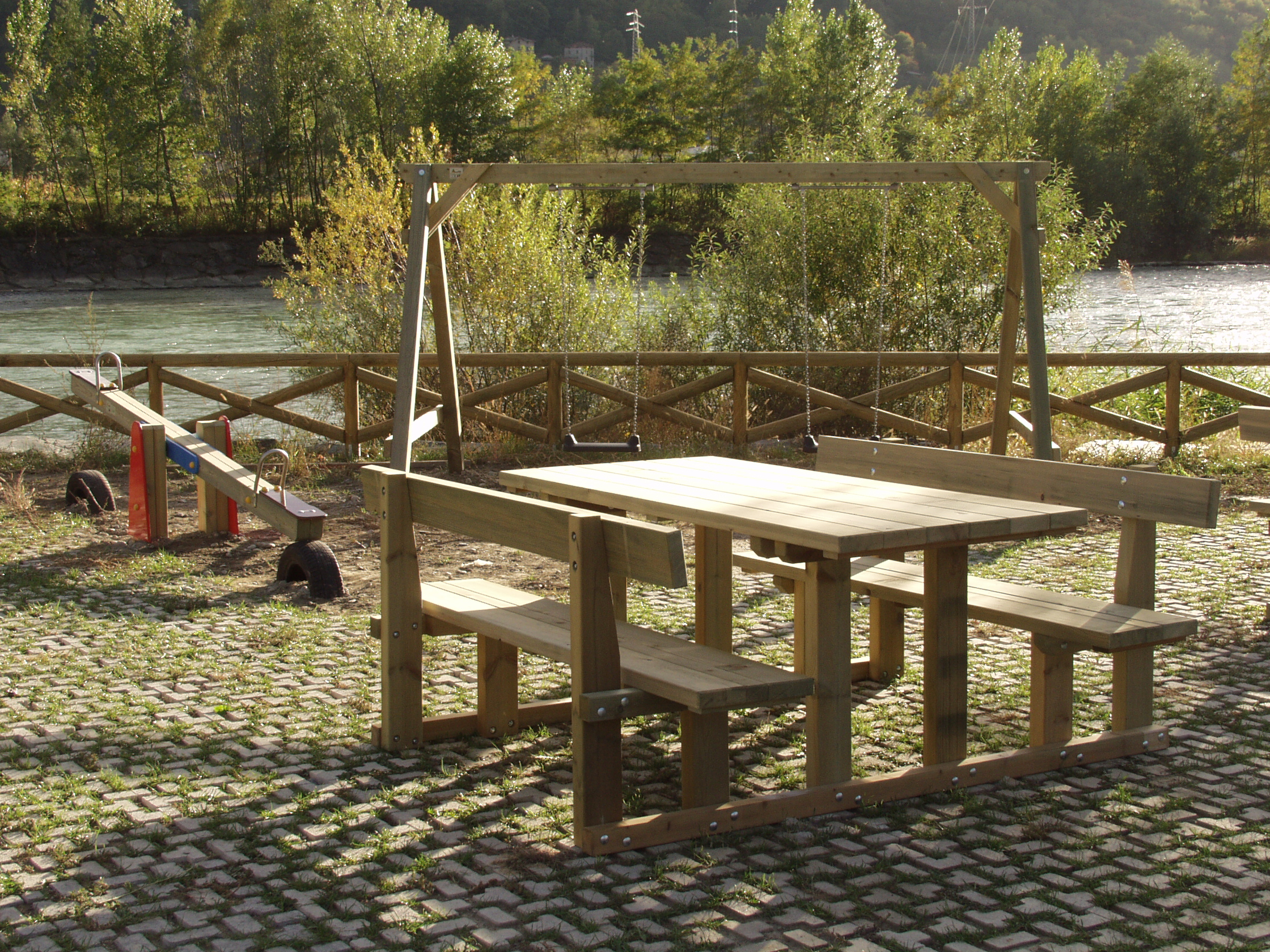 Tavolo in legno di pino impregnato o larice realizzato da Linea Montanalegno - ILT