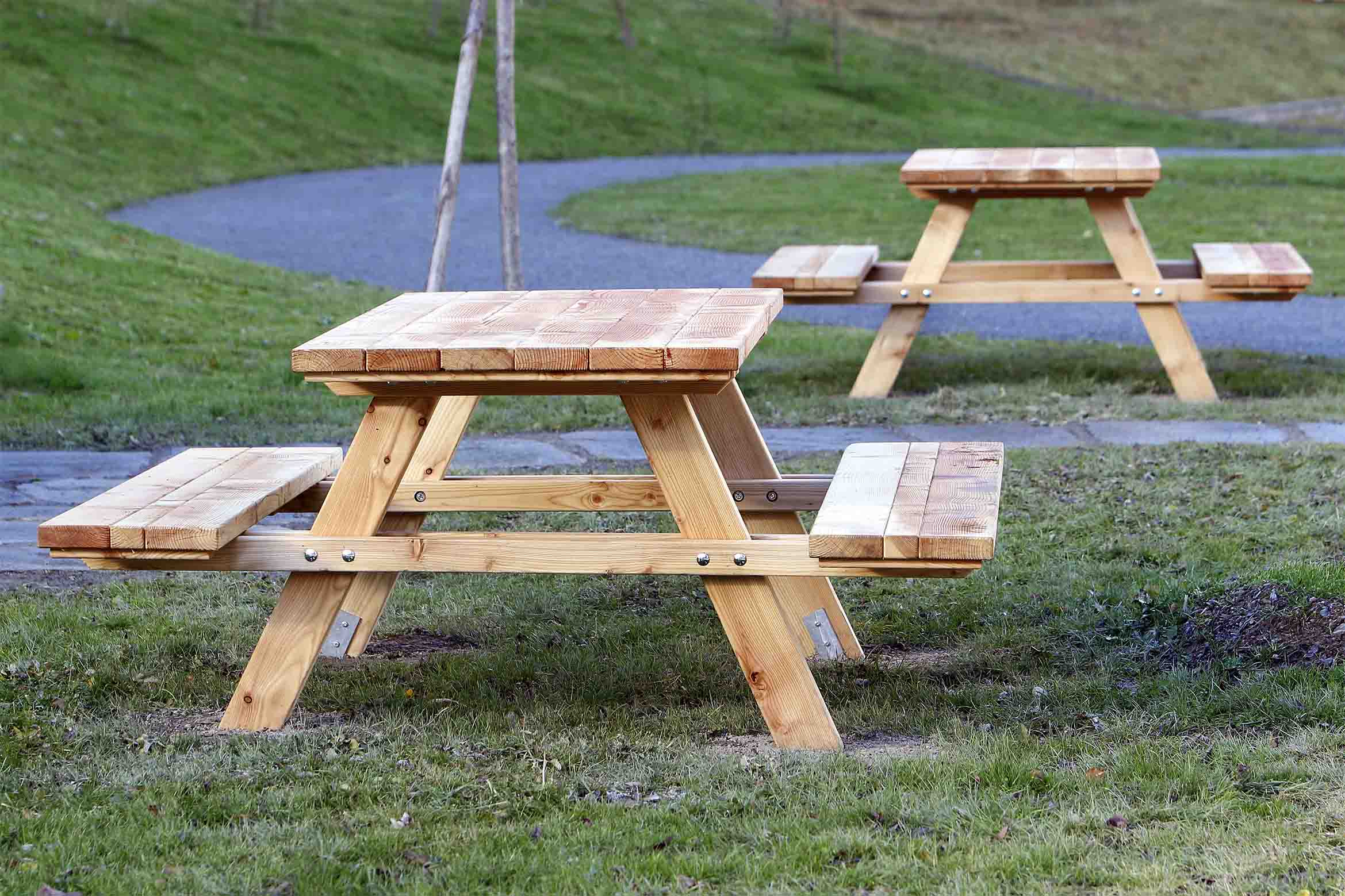Tavolo Stelvio in legno di larice realizzato da Linea Montanalegno - ILT