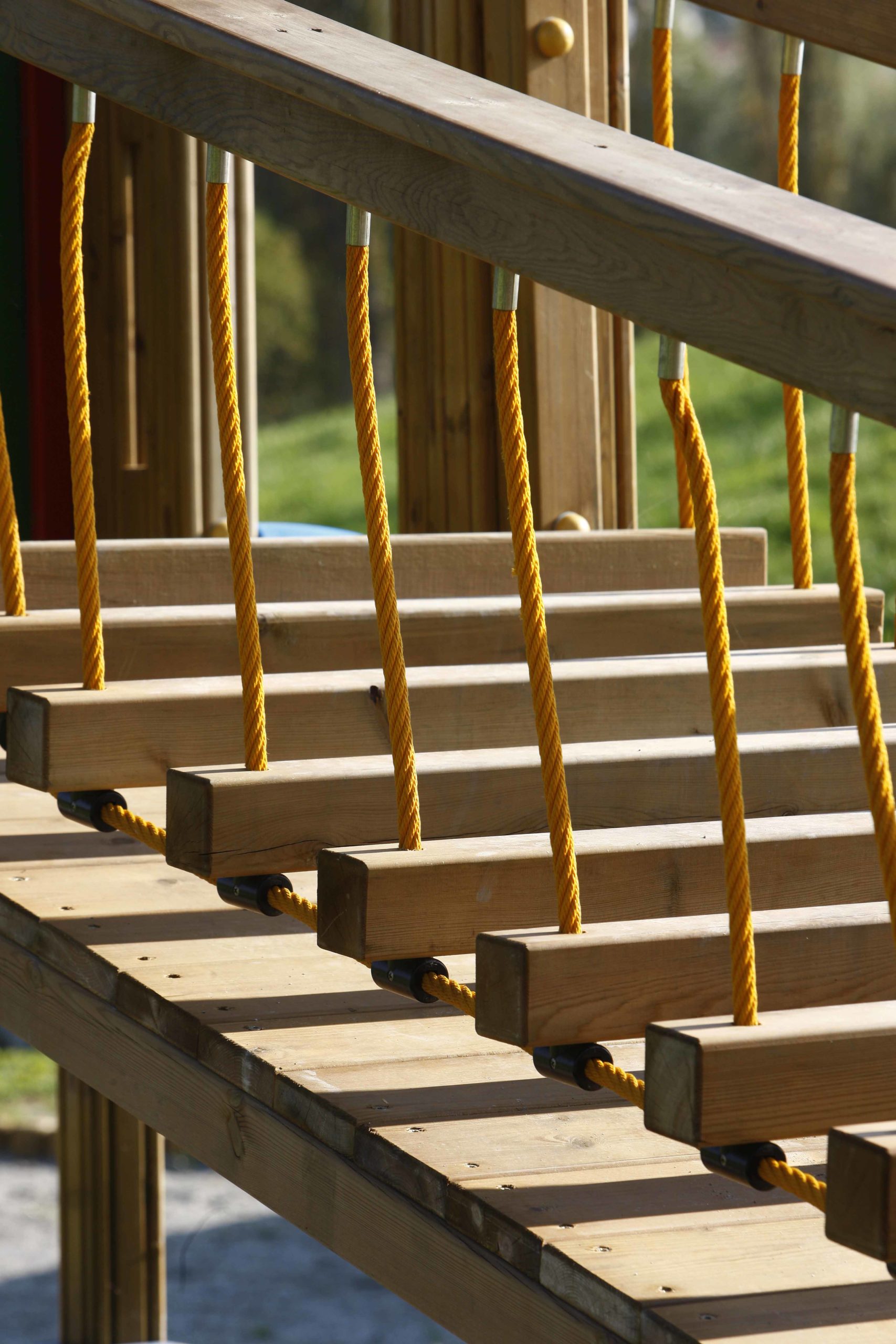 Doppia torre gioco con ponte mobile inclinato in legno di pino impregnato in autoclave realizzata da Linea Montanalegno - ILT