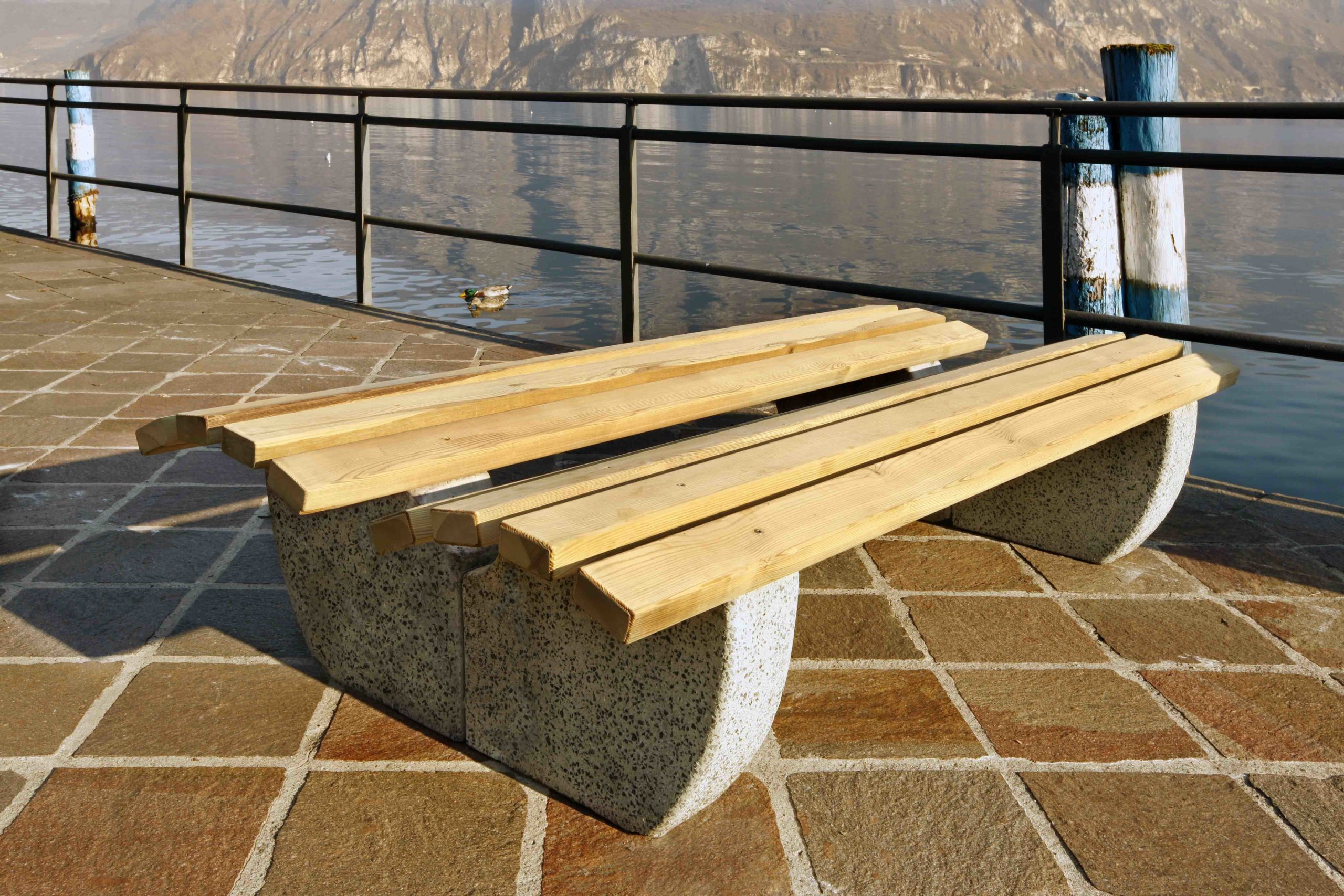 Panchina in legno di pino nordico impregnato in autoclave e basamento in granulato di pietra realizzata da Linea Montanalegno - ILT