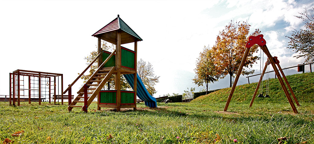 Torre gioco in legno di pino impregnato in autoclave realizzata da Linea Montanalegno - ILT