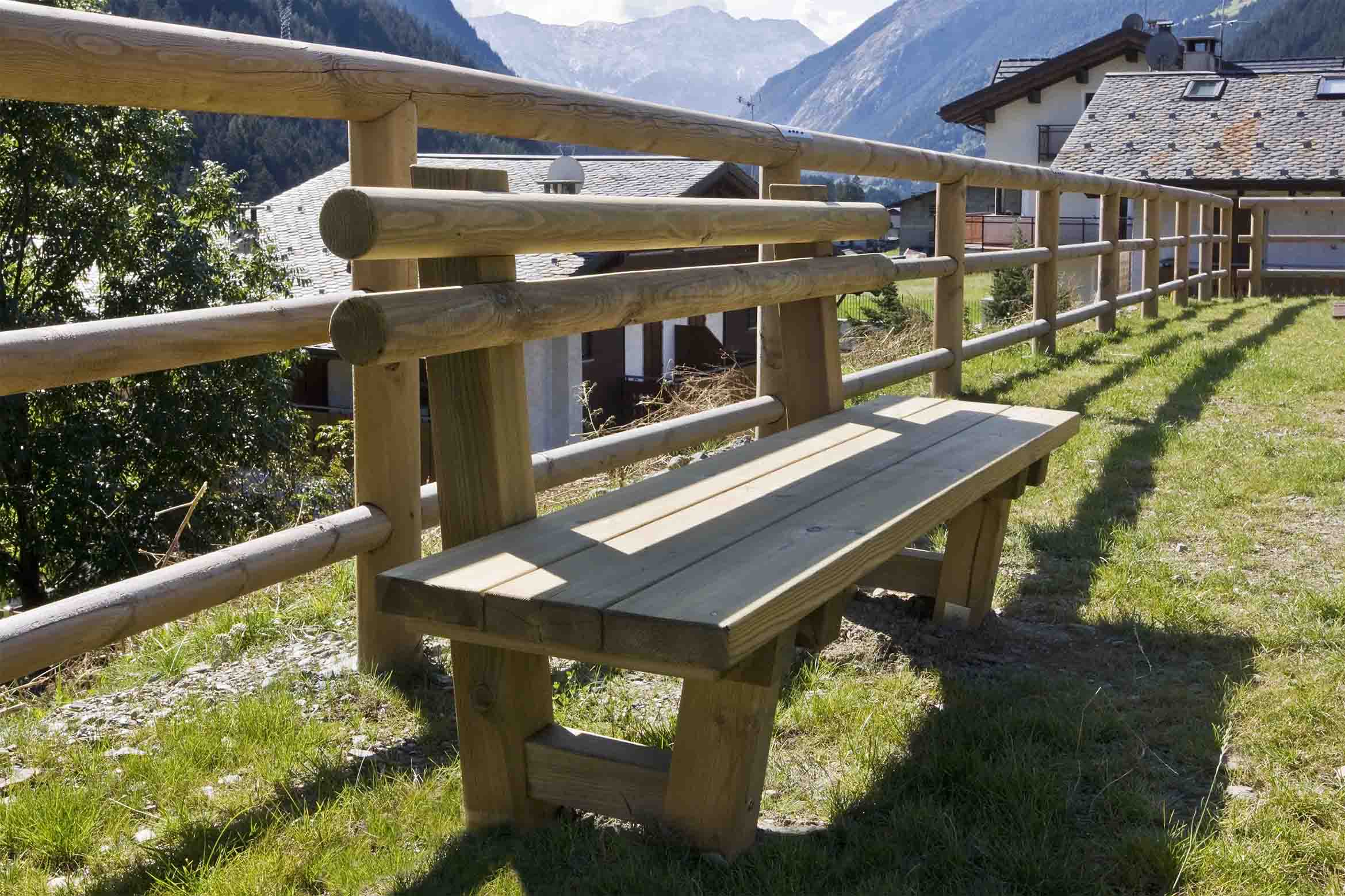 Panchina in legno di pino nordico impregnato in autoclave realizzata da Linea Montanalegno - ILT