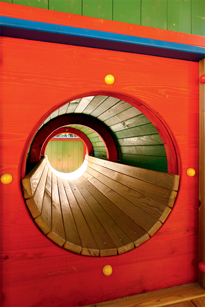 Doppia torre gioco esagonale con tunnel in legno di pino impregnato in autoclave realizzata da Linea Montanalegno - ILT