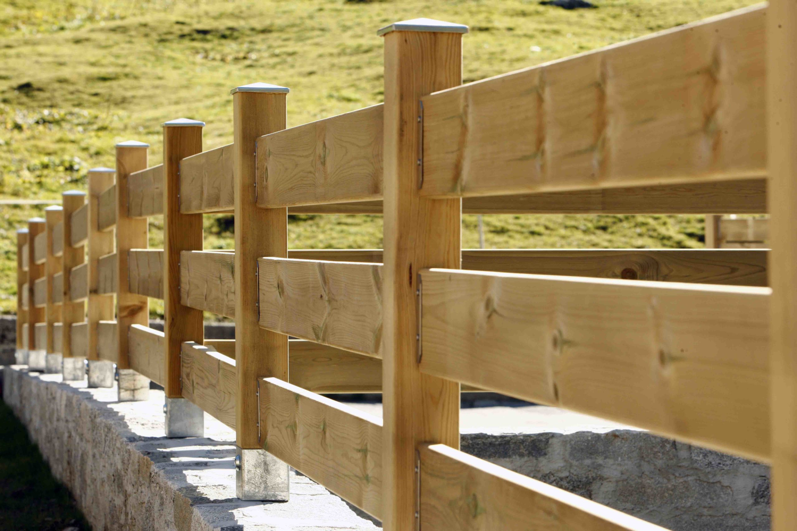 pali di legno per recinzioni