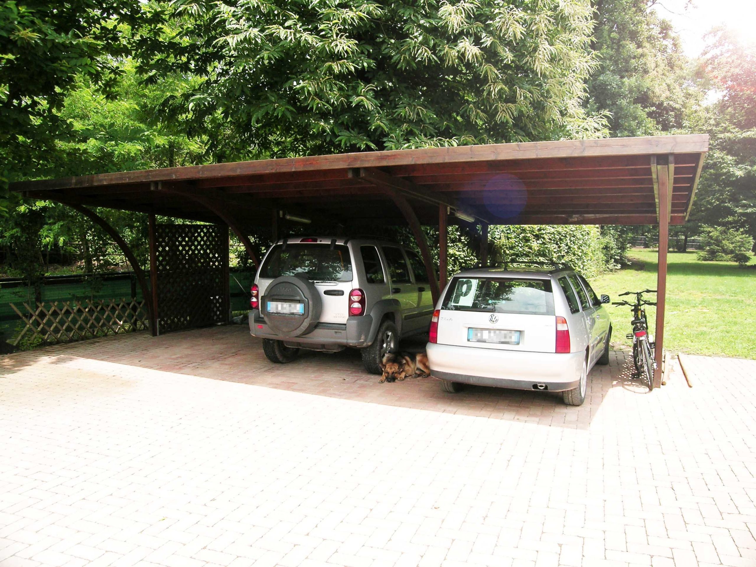Carport in legno di pino impregnato realizzato da Linea Montanalegno - ILT