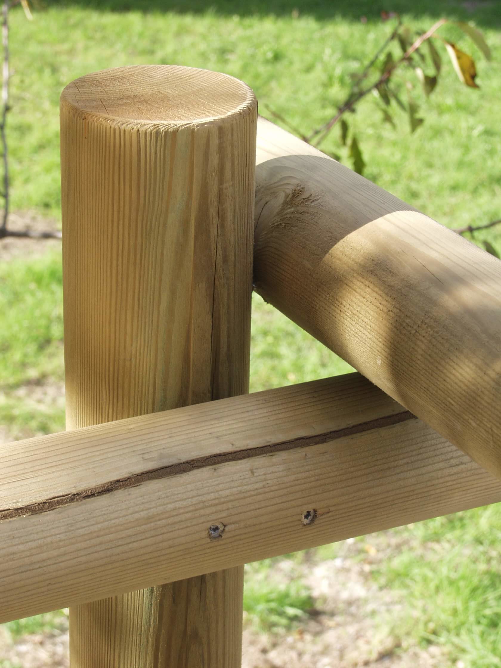 Recinzione staccionata in legno di pino impregnato realizzato da Linea Montanalegno - ILT