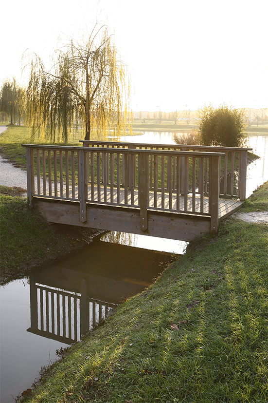 Ponte passerella in legno di pino nordico impregnato o larice realizzato da Linea Montanalegno - ILT