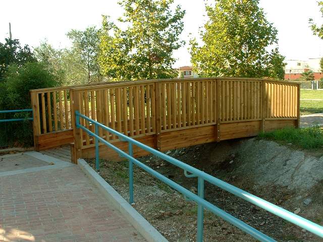 Ponte in legno di pino impregnato in autoclave o larice realizzato da Linea Montanalegno - ILT