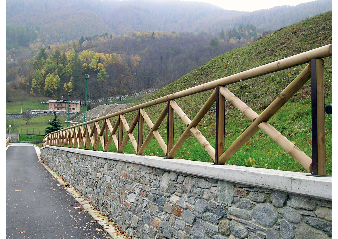 Recinzione in legno di pino nordico impregnato o larice realizzato da Linea Montanalegno - ILT