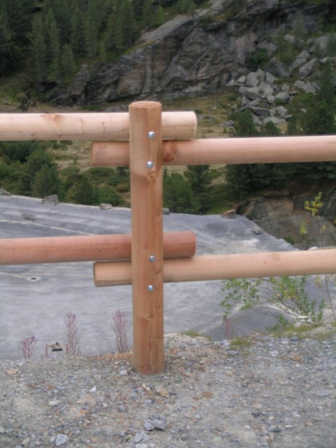 Recinzione staccionata in legno di pino impregnato realizzato da Linea Montanalegno - ILT
