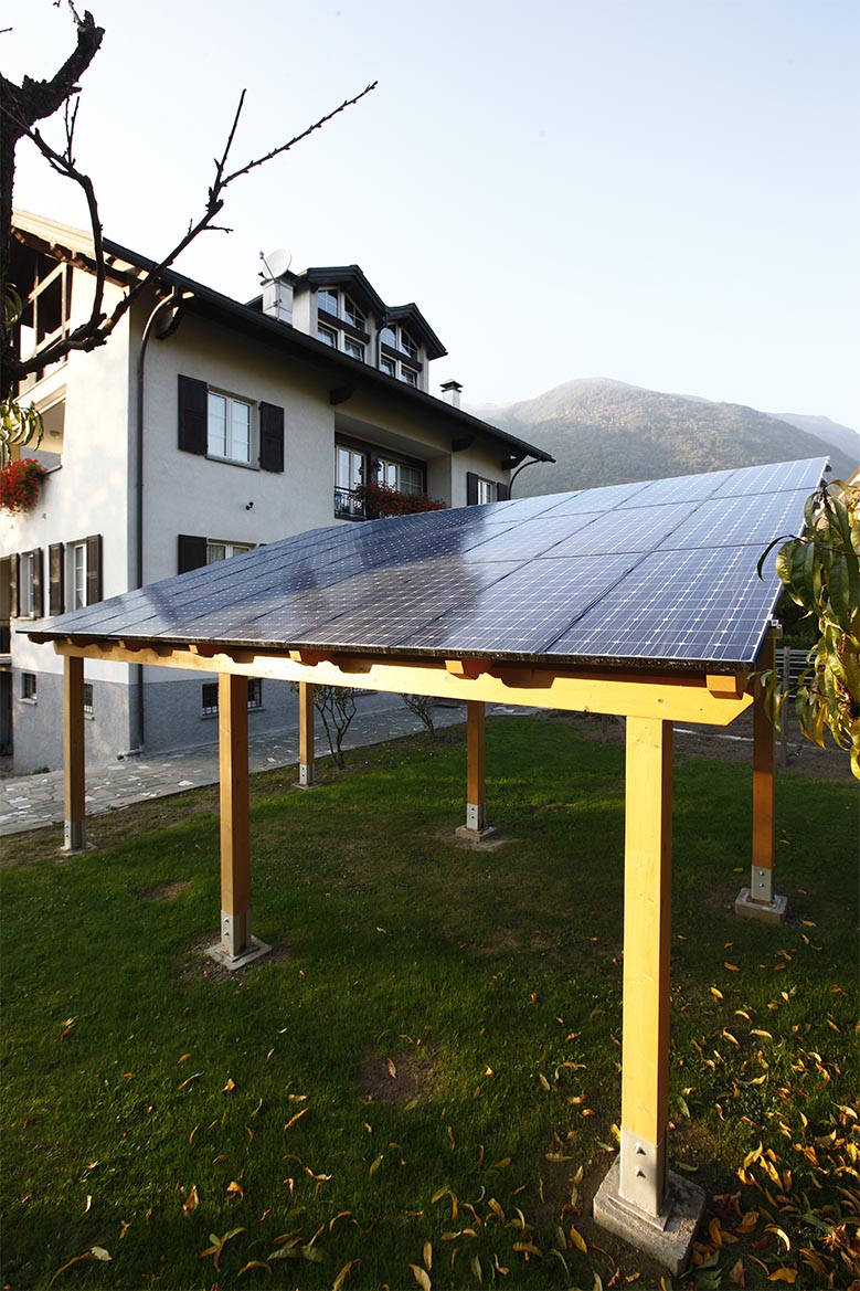 Copertura con pannelli solari in legno di pino nordico impregnato in autoclave realizzato da Linea Montanalegno - ILT